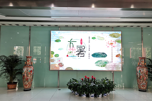 南京淮海路圆弧型LED全彩显示屏
