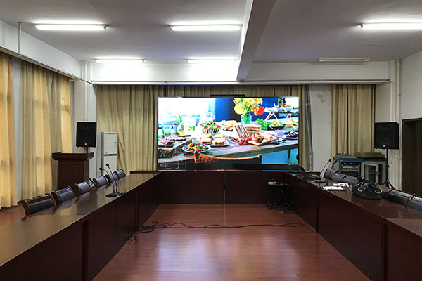 南京淮海路圆弧型LED全彩显示屏